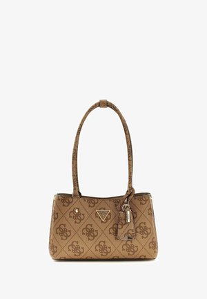 Bruine Guess-handtas met patroon van logo's, enkele schouderband, driehoekig merkembleem en bevestigd sleutelhangerlabel.