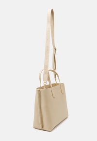 Borsa tote sintetica beige con due manici corti e una tracolla staccabile. Presenta una forma rettangolare elegante e dettagli in metallo dorato.