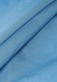 Světlomodrá látka s hladkým povrchem, která má jemný lesk a skládá se z vrstvových záhybů. Materiál vypadá lehce a pružně.