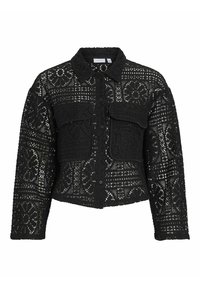 Crna čipkasta jakna s krojenjem do struka, koja ima kopčanje na dugmadi, dva prednja džepa i cvjetne uzorke po cijeloj površini.