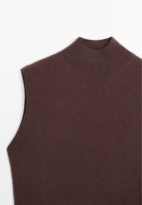 Canotta a collo alto in lana bordeaux scuro; texture a costine, design aderente, alto collo, finitura liscia e senza decorazioni.