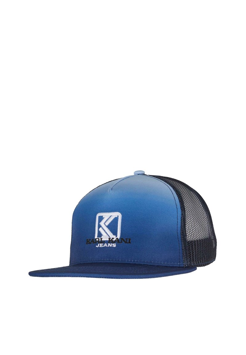 Blå gradient trucker cap med mesh-sider, med et brodert logo på fronten. Strukturert design med flat skjerm.
