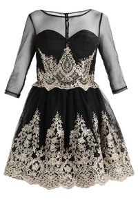 Svart klänning med genomskinlig lång ärm, söt halsringning och intrikata guldbroderier på bysten och fållen. A-linjeformad siluett.