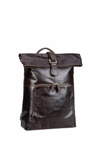 Sac à dos en cuir brun avec une fermeture roulée, des bretelles ajustables, une poche zippée à l'avant et une texture lisse et polie.