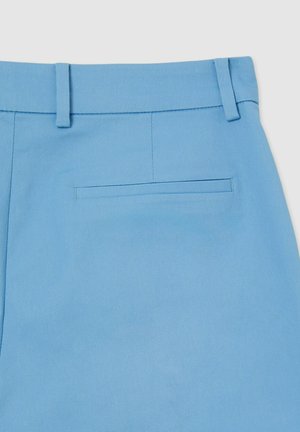 Pantaloni azzurri chiari caratterizzati da una texture liscia, un design slim fit e una tasca posteriore singola con un dettaglio di cucitura dritta.