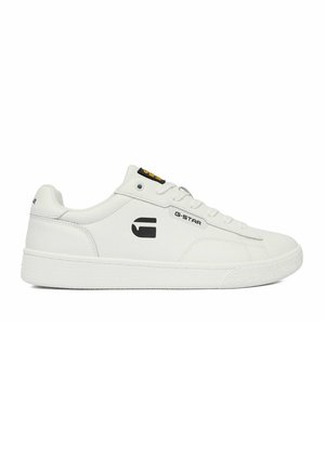 Weißer Low-Top-Sneaker mit strukturierter Sohle, schwarzem G-Star-Logo an der Seite und schwarzem sowie gelbem Markenzeichen nahe den Schnürsenkeln.