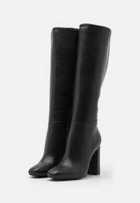 Schwarze knielange Lederstiefel mit glatter Oberfläche, quadratischer Spitze und dickem hohen Absatz. Minimalistisches Design ohne sichtbare Beschläge.
