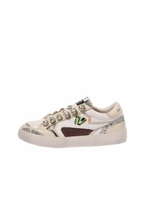 Scarpa da ginnastica bassa bianca con dettagli beige e marroni, borchie metalliche sui lacci e logo verde e nero sul lato.