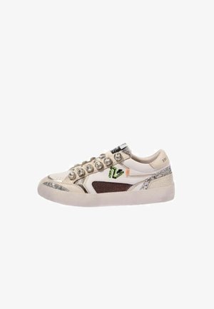 Scarpa da ginnastica bassa bianca con dettagli beige e marroni, borchie metalliche sui lacci e logo verde e nero sul lato.