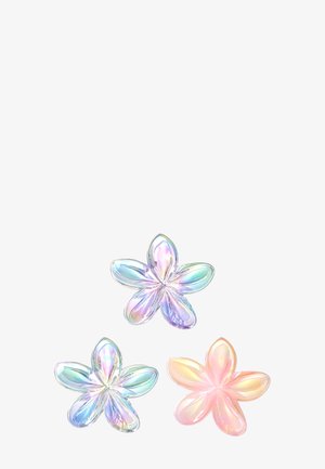 Trois fleurs translucides à cinq pétales dans des nuances pastel irisées de bleu, violet et pêche sur un fond blanc uni.