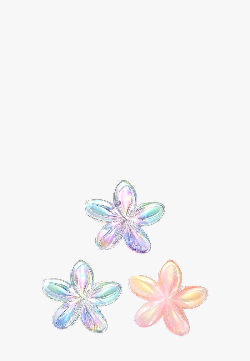 Trois fleurs translucides à cinq pétales dans des nuances pastel irisées de bleu, violet et pêche sur un fond blanc uni.