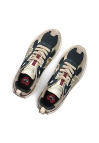 Beige en marineblauwe sneakers van mesh en suède materialen. Voorzien van een bordeauxrode accent, een rond logo op de tong en gemusterde binnenzolen.