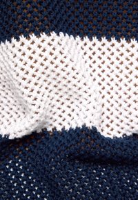 Das blaue und weiße Netzgewebe zeigt ein lockeres, atmungsaktives Strickmuster mit abwechselnden Streifen in Marineblau und Weiß. Die Textur ist weich und flexibel.