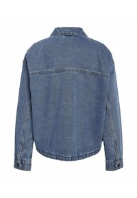 Chaqueta de mezclilla azul con cuello, mangas largas y detalles de costura. La vista trasera muestra una silueta relajada y ligeramente recortada.