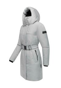 Lys grå polstret jakke med høj krave, bælte i taljen, lynlåslommer i siden og sorte manchetter. Har et logo på ærmet.