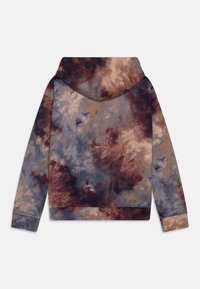 Hættetrøje i tie-dye mønster med nuancer af brun, navy og creme. Blødt stof, lange ærmer og en afslappet pasform.