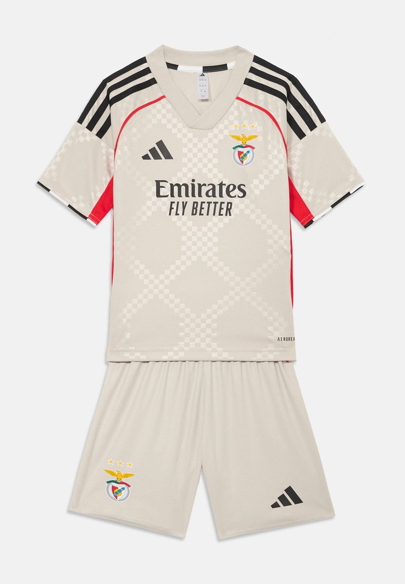 Conjunto de camiseta e calções de futebol cinzentos com detalhes em preto e vermelho, logótipo da Adidas e emblema do clube com três estrelas; detalhe de padrão geométrico.