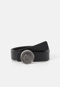 Cintura in pelle nera con una fibbia rotonda in tonalità argento decorata con dettagli a forma di serpente e logo impresso. Texture liscia e design elegante.