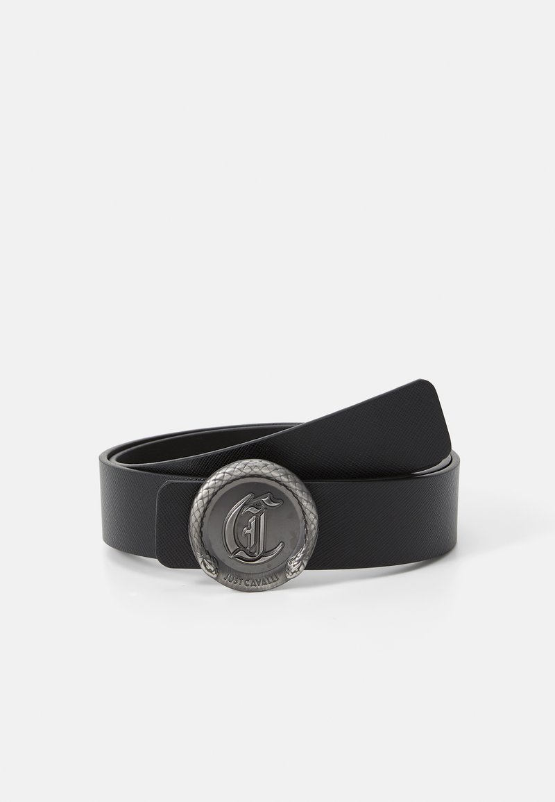Cintura in pelle nera con una fibbia rotonda in tonalità argento decorata con dettagli a forma di serpente e logo impresso. Texture liscia e design elegante.