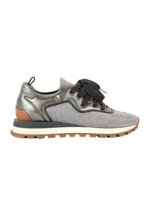 Szary i metaliczny niski sneaker z czarnymi sznurówkami, dzianinową cholewką, wyściełanym kołnierzem i grubą brązowo-białą bieżnikowaną podeszwą.