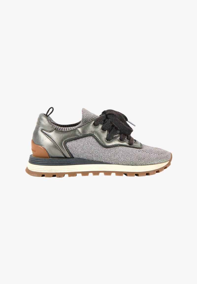 Sneaker basse gris métallisé avec lacets noirs, dessus tricoté, col rembourré et semelle épaisse marron et blanche crantée.