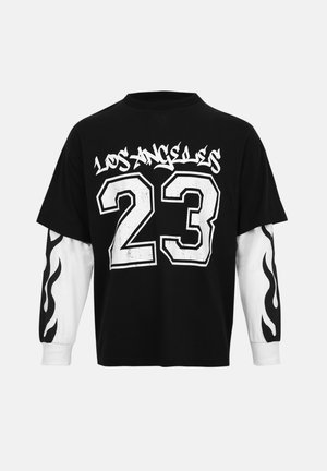 Černé tričko s dlouhým rukávem a bílými vrstvenými rukávy, text "Los Angeles" ve stylu graffiti nad velkým bílým číslem 23 vpředu.
