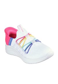 Zapatilla atlética blanca con parte superior texturizada, que cuenta con cordones elásticos en rosa, amarillo, verde y azul sobre una suela blanca acolchada.