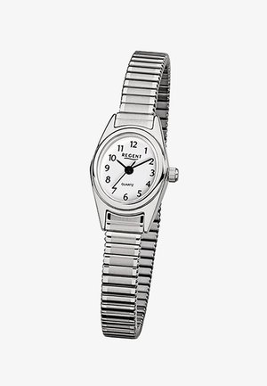 Montre-bracelet argentée avec un cadran blanc, chiffres noirs, aiguilles des heures, minutes et secondes noires, et un bracelet métallique flexible.