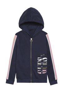 Marineblauwe zip-up hoodie met capuchon, met lichtroze, witte en gele strepen op de mouwen en een "GUESS" tekstontwerp op de voorkant.