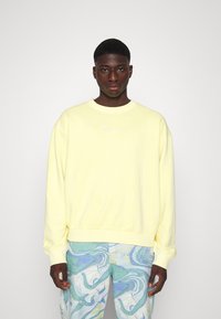 Karl Kani - SMALL SIGNATURE WASHED CREW UNISEX - Sudadera - light yellow Imagen en miniatura 1