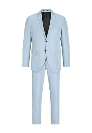 Abito da uomo azzurro con fodera nera, giacca a due bottoni e pantaloni dritti abbinati su sfondo bianco.