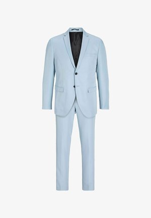 Abito da uomo azzurro con fodera nera, giacca a due bottoni e pantaloni dritti abbinati su sfondo bianco.