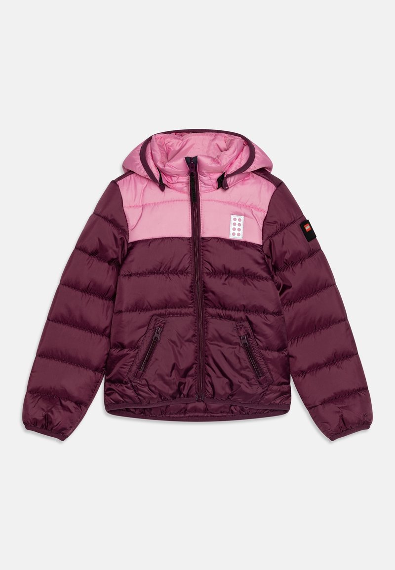 Gesteppte Kapuzenjacke für Kinder in Dunkellila und Pink mit Frontreißverschluss, seitlichen Reißverschlusstaschen und einem Logo-Patch auf der Brust und dem Ärmel.