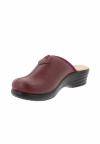 Zueco de cuero rojo con punta redondeada y detalles cosidos, con una suela de goma negra texturizada y un pequeño tacón.