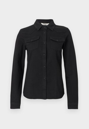 Μαύρο πουκάμισο με μακριά μανίκια και κουμπιά, δύο τσέπες με καπάκι στο στήθος και μυτερός γιακάς, εφαρμοστή γραμμή σε λευκό φόντο.