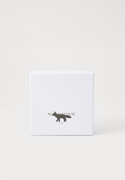 Boîte rectangulaire blanche présentant une silhouette noire de renard et le texte "MAISON KITSUNÉ PARIS" en dessous. Texture lisse.