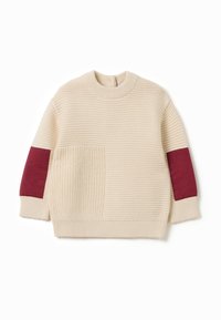 Cremefarbener gestrickter Pullover mit einer vorderen quadratischen Tasche und burgunderfarbenen Akzenten an den Ärmeln. Gerippter Saum und Bündchen.