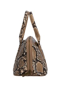 Sac à main en cuir imitation peau de serpent marron et noir avec deux poignées et une fermeture éclair dorée fermée sur le dessus, présenté de côté sur un fond blanc.