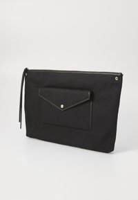 Zwarte stoffen clutch tas met gouden hardware, beschikt over een voorflap zak en een ritssluiting. Gladde textuur, rechthoekige vorm.