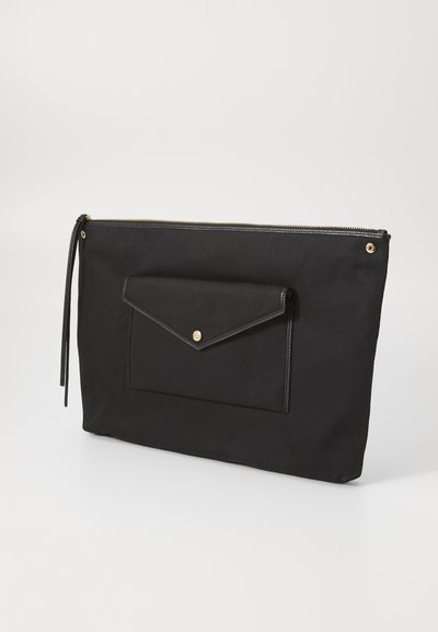 Pochette en tissu noir avec quincaillerie dorée, dotée d'une poche à rabat sur le devant et d'une fermeture à glissière. Texture lisse, forme rectangulaire.
