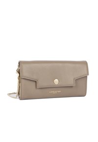 Portafoglio in pelle beige con pattina ripiegabile e dettagli in metallo dorato. Caratterizzato da una tracolla a catena e logo impresso sulla parte anteriore. Texture liscia.