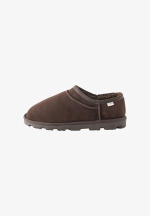 Papuci maro din piele întoarsă, slip-on, cu căptușeală moale din fleece și talpă de cauciuc, concepuți pentru utilizare interior și exterior.