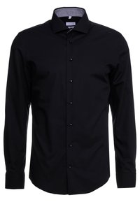 Svart långärmad skjorta med knappar, tillverkad av ett slätt tyg. Har en vanlig krage och rundad nederkant, med sex svarta knappar fram.