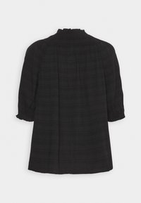 Blusa negra con cuello redondo, textura fruncida en el escote y mangas tres cuartos. Corte ligeramente holgado con una superficie lisa.