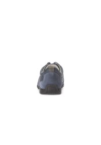 Chaussure en daim et mesh bleu marine avec un dos texturé, un bout arrondi, des coutures subtiles et une semelle en caoutchouc noire pour une meilleure traction.