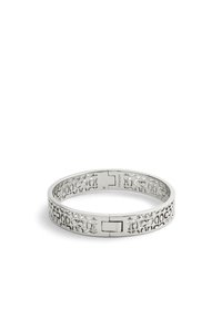 Bracelet en argent avec un motif découpé, design plat et texture lisse. Dispose d'une fermeture à clip sécurisée.