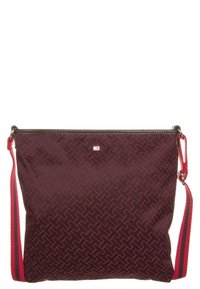 Kabelka přes rameno z tmavě vínové tkaniny s geometrickým vzorem. Má elegantní tvar, růžový pruhovaný ramenní popruh a stříbrné kovové doplňky.