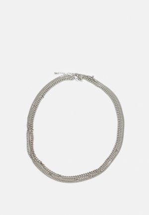 Colar em cadeia prateada de múltiplas camadas com elos entrelaçados, apresentando uma textura suave e fecho ajustável para um melhor ajuste.