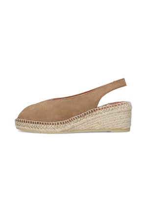 Espadrilla zeppa in camoscio color cuoio con punta chiusa e suola platform in iuta intrecciata, con cinturino sul tallone.