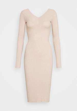 Beige ribbineulottu midi-mekko, jossa pitkät hihat ja leveä V-aukko, istuva siluetti.